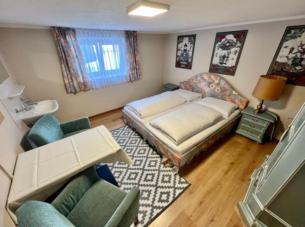 Large Double Room with Shared Bathroom - Souterrain