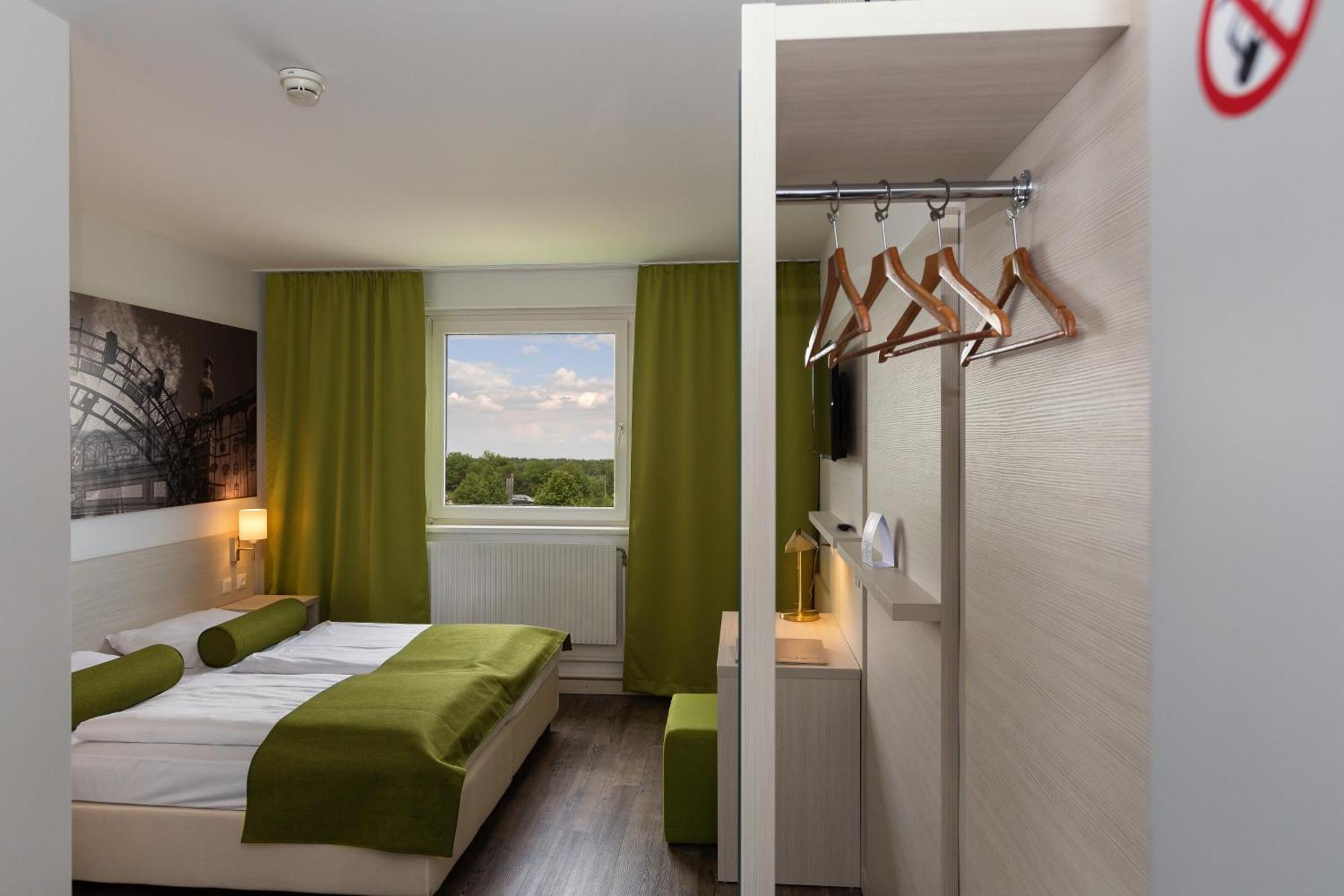 Twin Room,1609307550:JPEG