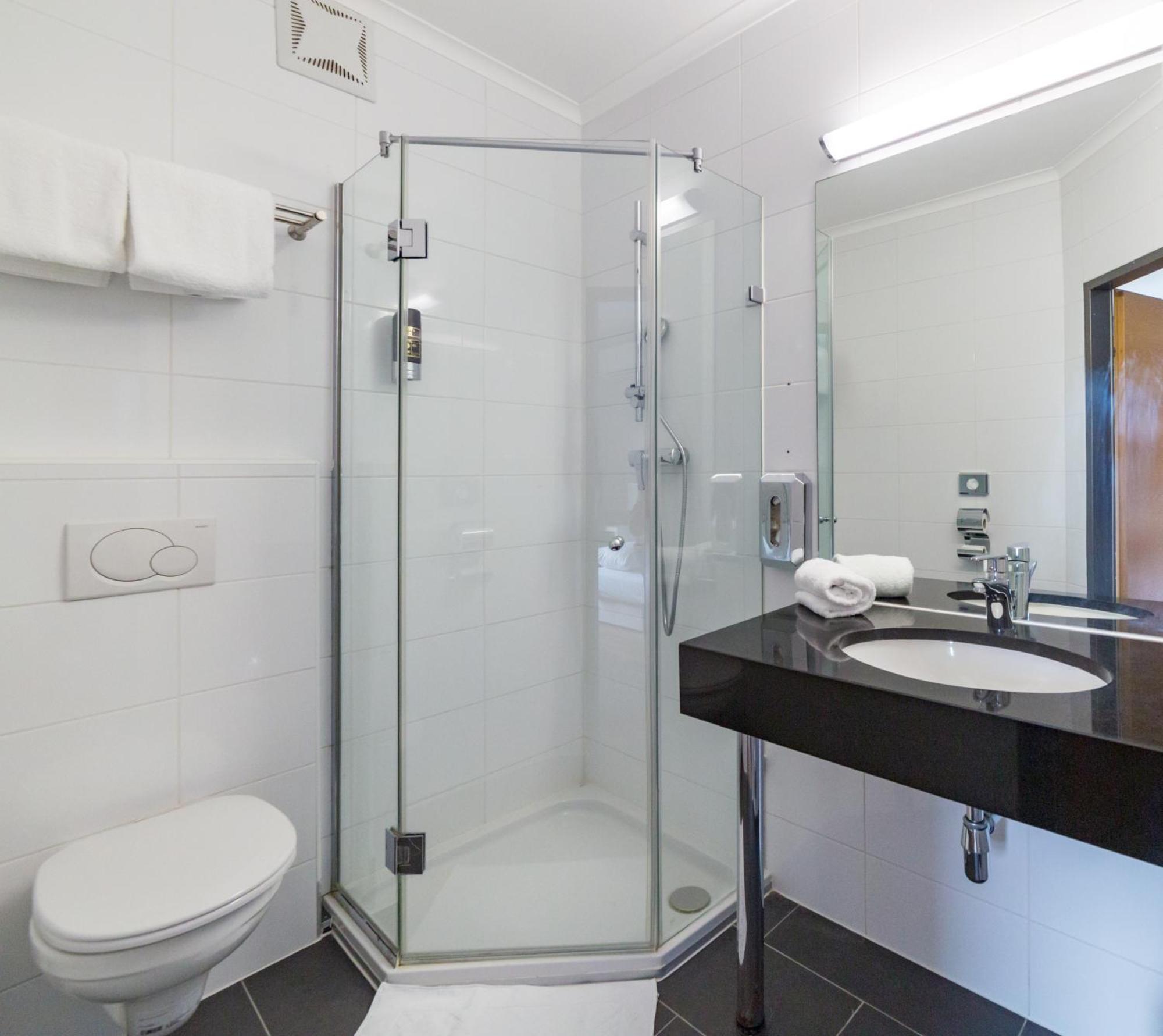 Room with free parking and airport transfer